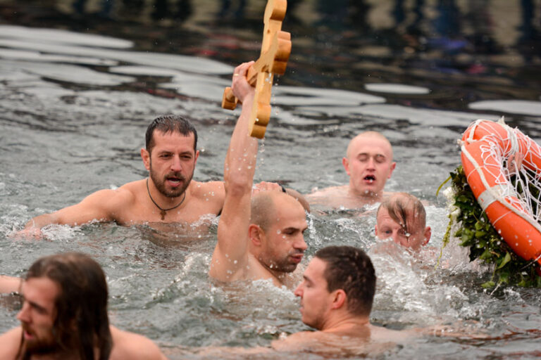 Pobednik bogojavljenskog plivanja za časni krst Zaječarac Marko Panić